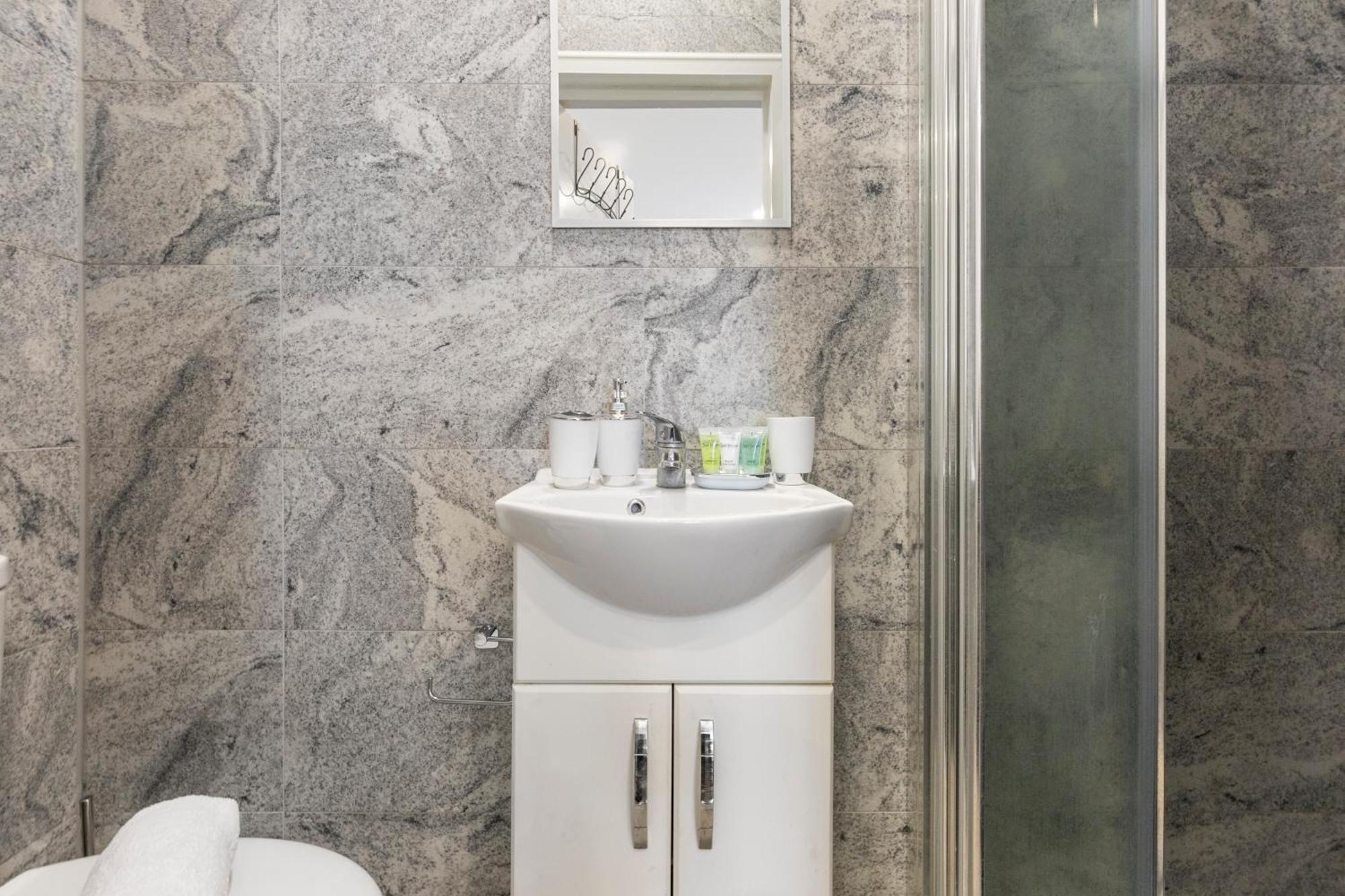 Trendy Twin Studio Modern Comfort For 2! Londra