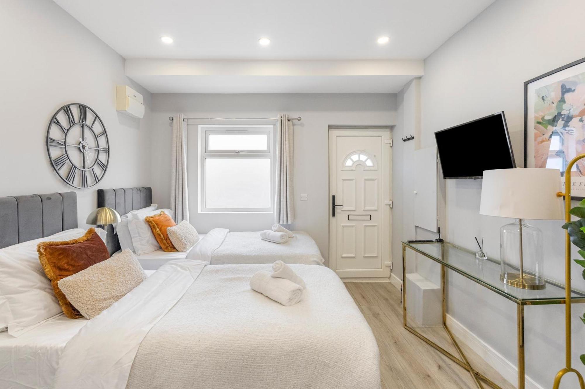Trendy Twin Studio Modern Comfort For 2! Appartamento